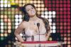 El anfiteatro Universal de Los Ángeles acogió la entrega de los premios Teen Choice, los populares galardones que otorga el público juvenil estadounidense a sus estrellas favoritas. 

 Aquí a su llegada Zooey Deschanel.