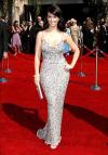La actriz estadounidense Kyra Sedgwick lució un extravagante vestido blanco