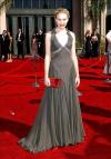 La actriz estadounidense Kyra Sedgwick lució un extravagante vestido blanco