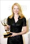 Blythe Danner sostiene su premio a la mejor Actriz secundaria en Drama ganado por su papel en Huff