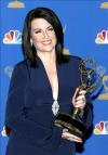 La 58 edición de los Emmy también departió sorpresas al premiar hoy a Mariska Hargitay (foto) como mejor actriz en una serie dramática por su trabajo en 'Law & Order: Special Victims Unit'.

Hargitay obtuvo el Globo de Oro a la mejor actriz en una serie dramática por este mismo trabajo, pero en los Emmy sus dos candidaturas anteriores aún no habían dado fruto.

La actriz es la hija de la leyenda del cine Jane Mansfield y el culturista húngaro Mickey Hargitay.