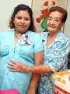04092006 

 Saine Yadira LLáñez Gaona junto a su abuelita Rebeca Vda de Gaona en la fiesta de regalos que se les ofreció en días pasados