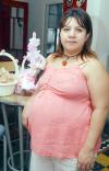 03092006 
Sarahí Cepeda de Agüero recibió numerosas felicitaciones por el próximo nacimiento de su bebé.