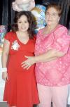 03092006 
Sarahí Cepeda de Agüero recibió numerosas felicitaciones por el próximo nacimiento de su bebé.