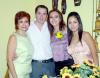 03092006 
Ruth Alcalá y José Luis Azócar, acompañados por las anfitrionas a su fiesta de despedida de solteros.