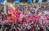 Miles de hindúes se dan cita en Maharashtra para los festejos  de la deidad.