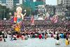 Devotos hindúes sumergen en el mar una figura del dios hindú Lord Ganesh en Maharashtra, Bombay, India.
