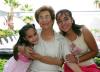 06092006 
 Doña Guadalupe Moreno de Zurita junto a sus nietas Paola y Ana Laura