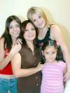 10092006 
Natalia junto a sus abuelitas Jaime Blázquez y Adriana de Blázquez y los niños Jorge y Jimena.