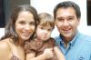 14092006

Begoña con su esposo Alex y su hijita Fernanda.