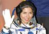 En compañía del cosmonauta ruso Mijail Tiurin y el estadounidense de origen español Michael López-Alegría, Ansari vuela ya hacia a la EEI a bordo de la nave Soyuz TMA-9.


'Una encantadora sonrisa femenina se adueñó hoy del turismo espacial', comentó la televisión estatal rusa, que por primera vez transmitió por primera vez en directo el lanzamiento de una nave tripulada.