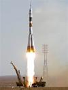 La nave rusa Soyuz TMA-9 despegó desde el cosmódromo kazajo de Baikonur, en Asia Central llevando a la EEI a la primera turista espacial de la historia, la multimillonaria estadounidense de origen iraní Anousha Ansari, de 40 años, que ha pagado poco más de 20 millones de dólares por el periplo.