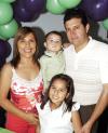 13092006 
 Alex Trejo Canales junto a sus papás, Pedro y Lorena Trejo y su hermanita