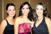La novia junto a sus cuñadas Katia y Gilda Herrera.