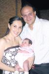 Mariana Martínez de Portilla y José Manuel Portilla Sánchez con su hija Regina Portilla Martínez