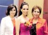 LE DICE ADIÓS A LA SOLTERÍA
La novia junto a las organizadoras, su mamá María Ofelia de Torre y su futura suegra, Olalla Ramírez.