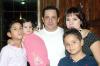 17092006 
Yazmín Quiñones de Figueras junto a su familia el día que celebró su cumpleaños.