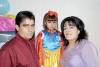 17092006 
Brigitte Abril González Rangel acompañada por sus papás el día de su fiesta de cumpleaños.