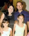 17092006 
Yazmín Quiñones de Figueras junto a su familia el día que celebró su cumpleaños.