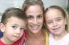 20092006
Georgina S. de Manjarrez con sus hijos Rogerio y Maryfer.