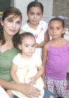 20092006

Nina Santos de Muñoz con sus hijas Paulina, Ana y Valeria.