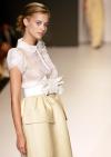 Traje de chaqueta en algodón blanco con enormes botones , diseño de la colección de Miguel Palacio.