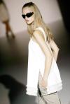 Vestido de noche en organza azul, diseño de la colección de Roberto Torretta para la temporada primavera-verano 2007 presentada en la Pasarela Cibeles