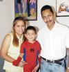 24092006 
Carlos Jafet Fuentes Reyes acompañado por sus papás, el día que celebró su cumpleaños.