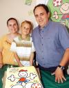 28092006

 Con una reunión infantil, la pequeña Ana Sofía Mijares Suárez fue festejada por sus papás Érik Mijares y Rocío de Mijares al cumplir cinco años