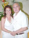 27092006
José Manuel Pinto Saucedo en compañía de su esposa, Carmen Madinaveitia de Pinto, quien le ofreció una fiesta con motivo de su cumpleaños.