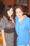 27092006
Scarlett con su abuelita, Margarita Issa de Juan Marcos.