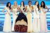 La escultural venezolana Federica Guzmán, de 24 años y una de las favoritas en la competencia, se ganó el título de 'Miss en Traje de Baño', decidido en un pase anterior a la gala, mientras que la canadiense Malgosia Majewska, de 24 años, el de 'Miss Deportista'.