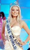 Cada año, la Miss Mundo elegida dedica sus doce meses de reinado a recorrer el planeta para defender causas humanitarias, inscritas en la acción de
la Miss World Organization.