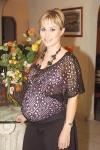 04102006
María del Carmen Montes de Meléndez espera el nacimiento de su primer bebé y por ello, disfrutó de una tierna fiesta de canastilla.