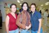 01102006 
Lorena Soto viajó a California, la despidieron Isabel Valles y Guillermina Toscano.
