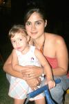 03102006
Alejandra Jaik de Mesta y su nena Mariela.