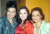 03102006
Daniela Eraña Morales, en compañía de su mamá Rosario M. de Eraña y su futura suegra Cecy G. de Andrade.