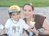 04102006
Alejandra Roca y su hijo Daniel.