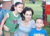 04102006
Rocío de Belmont con sus hijos Nicolle y Michelle Belmont.