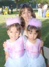 04102006
Rocío de Belmont con sus hijos Nicolle y Michelle Belmont.