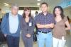 04102006
Del DF llegó Arturo García, lo recibieron Joel Treviño, Liliana Contreras y Ale Ramírez.