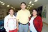 06102006 
Alejandra Soto, Maribel Ortiz y Rigoberto Calderón viajaron a la Ciudad de México.