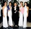 09102006
Daniel Espinosa en compañía de las modelos laguneras que portan sus joyas, Paola Roig, Carla Miranda, Melisa Cantú y Mariela Aguin.