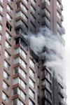 Imágenes de televisión mostraban un incendio en al menos dos pisos del edificio.
