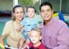 08102006 
Chary Aranzábal de Montaña con sus hijos Miranda y José Pablo.