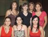 08102006 
Teresa Espinosa Cantú con sus amistades el día de su fiesta de despedida.