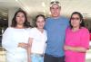 11102006
Alfonso Ortiz y Yuridia Moreno viajaron a Cancún, los despidieron Lety y Claudia.