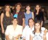 12102006
Alejandra Morones López, con los amigos que la acompañaron el día de su cumpleaños.