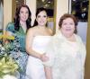 15102006 
La feliz novia al lado de su hermana, Claudia Cecilia Cabral Flores y su mamá,Irma Flores.