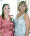 15102006 
La feliz novia al lado de su hermana, Claudia Cecilia Cabral Flores y su mamá,Irma Flores.